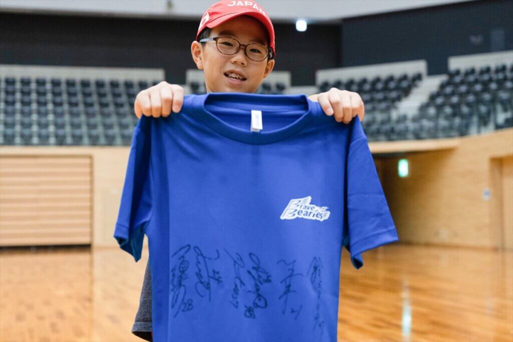 Tシャツを見せる男の子