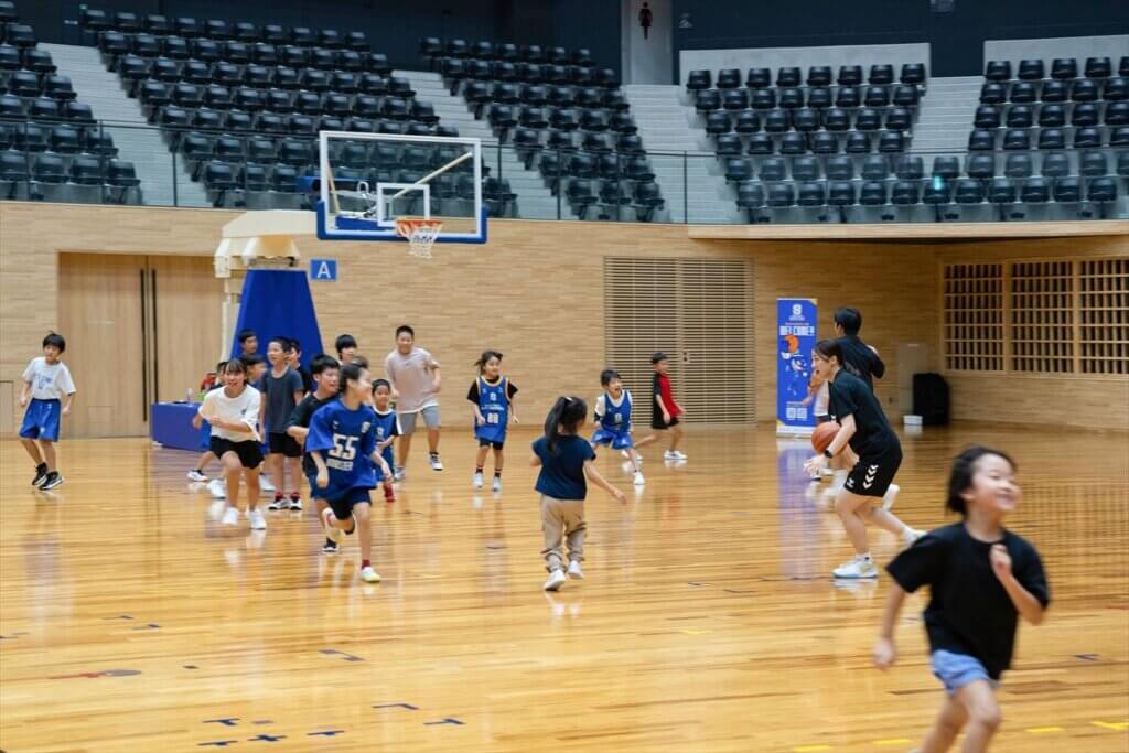 バスケ体験会で走り回る子どもたち