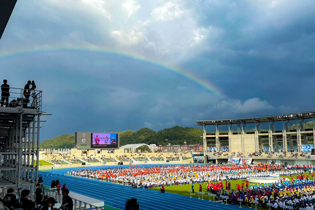 閉会式の虹
