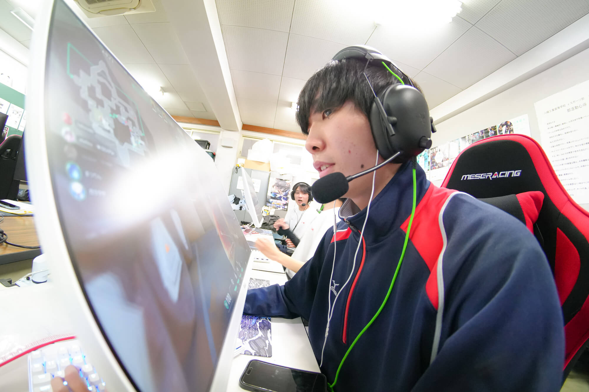 指示し合う生徒らの様子