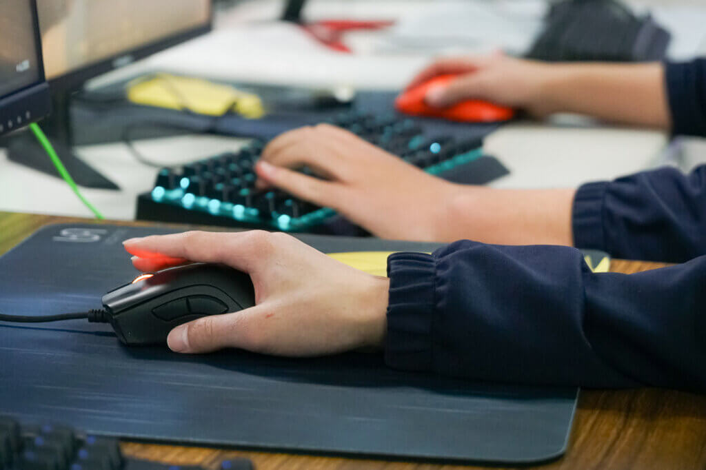 マウスを操作する手元